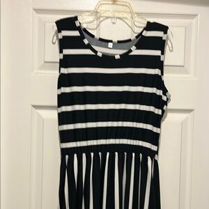 Black and White Sundress with Sleeveless Design and Crew Neck